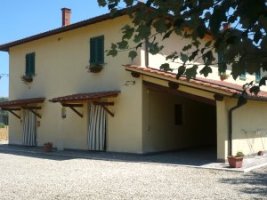 La casa colonica è stata ristrutturata di recente mantenendo
l'atmosfera tipica delle vecchie case toscane di campagna con i soffitti
a travi di legno, è circondata da un ampio piazzale corredato da
forno a legna e barbecue, e dal giardino dove ci sono, lettini
prendisole, sdraie, sedie e tavoli, per potervi godere pranzi e cene
all'aria aperta